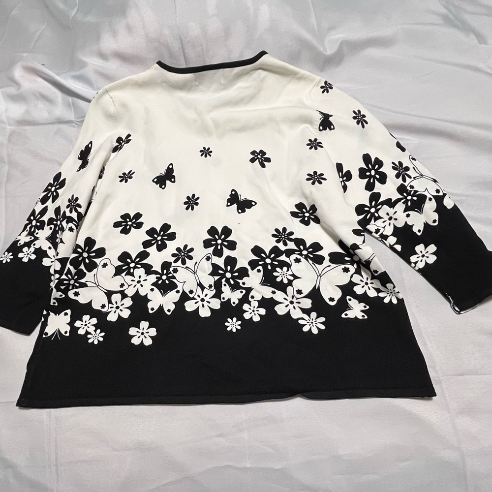 Alfred Dunner Black and White Floral Long Sleeve Top - Picture 2 of 3